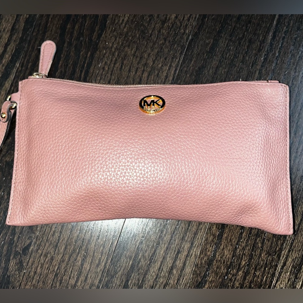 Authentic Michael Kors Pebbled Leather Wristlet/Clutch Mauve Pink Zip Pouch